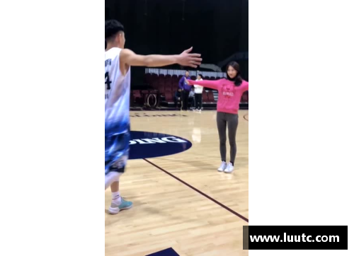 球场爱情：球员与女友的故事